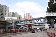 圖3: 港鐵九龍灣站Ａ出口附近行人天橋