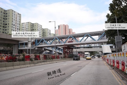 圖4：港鐵九龍灣站Ａ出口附近行人天橋